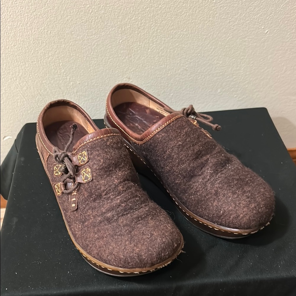 Born wool and leather clogs